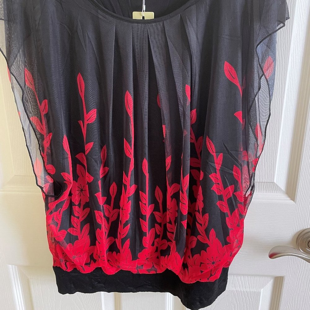 BRAND NEW flouncing flared short sleeve top